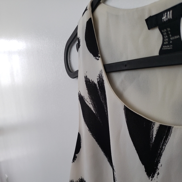 Minimalist Black and White dress - Picture 3 of 4